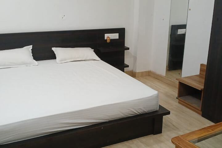 Room 3 of 10