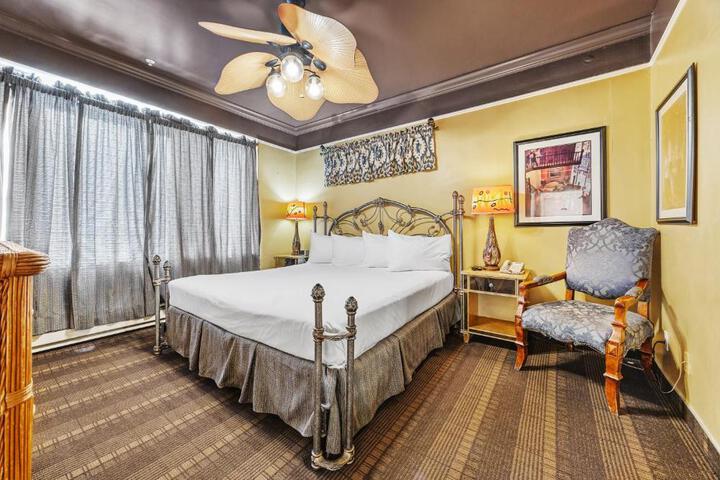 1 Queen Bed (6 of 10)