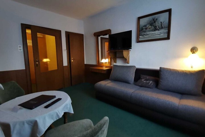 Room 4 of 96