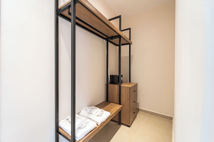 Room 33 of 187
