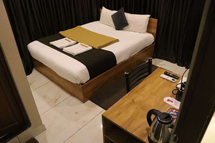 Room 10 of 16