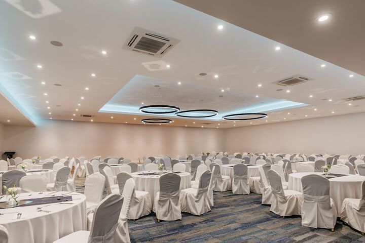 Ballroom/Hall 92 of 124