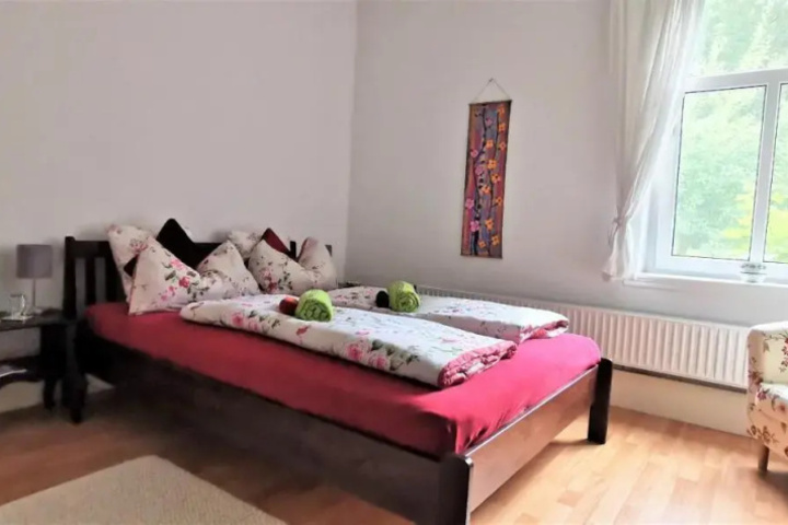 Room 7 of 9