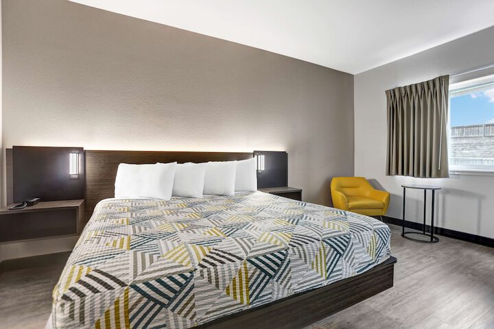 1 King Bed (4 of 15)