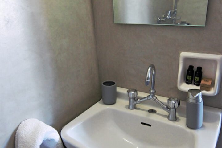 Room 27 of 32
