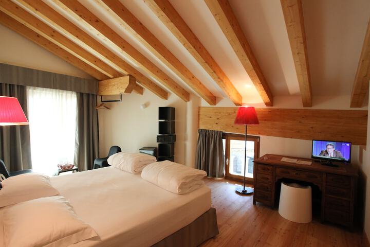 Room 8 of 48