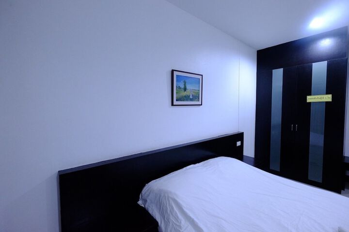 Room 8 of 34