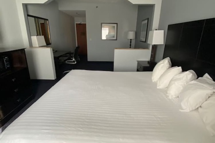 1 King Bed (4 of 5)