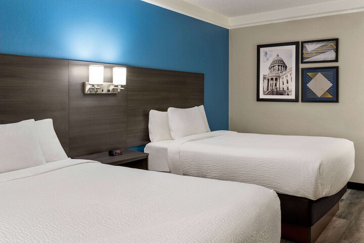 2 Double Beds (8 of 14)