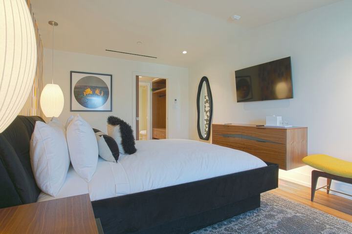 Room 11 of 28