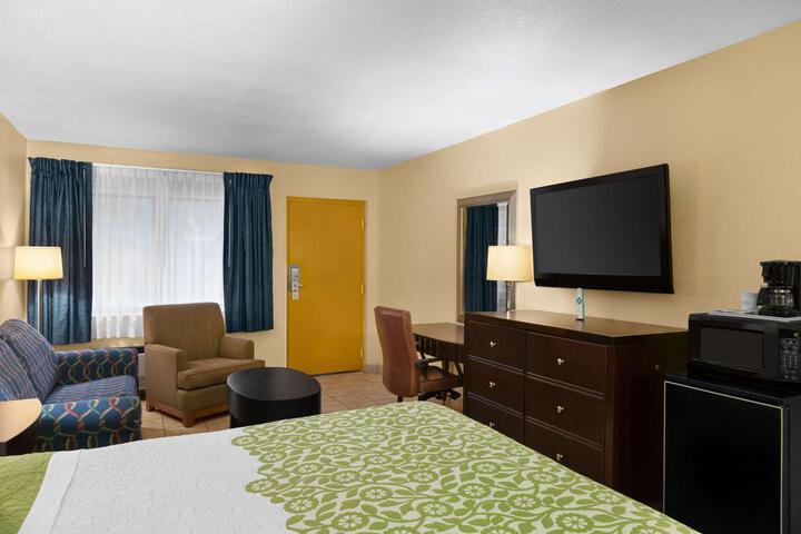 1 King Bed (3 of 6)