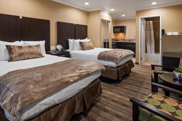 1 Queen Bed Pet Friendly Room, Microwave and Refrigerator WiFi Full Breakfast (5 of 5)