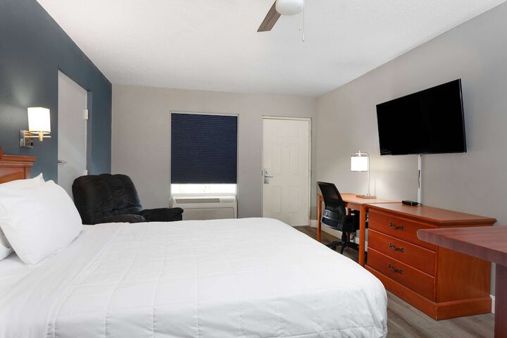 1 Queen Bed Deluxe Room (5 of 16)