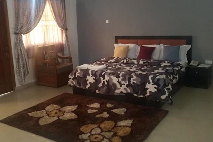 Room 6 of 8