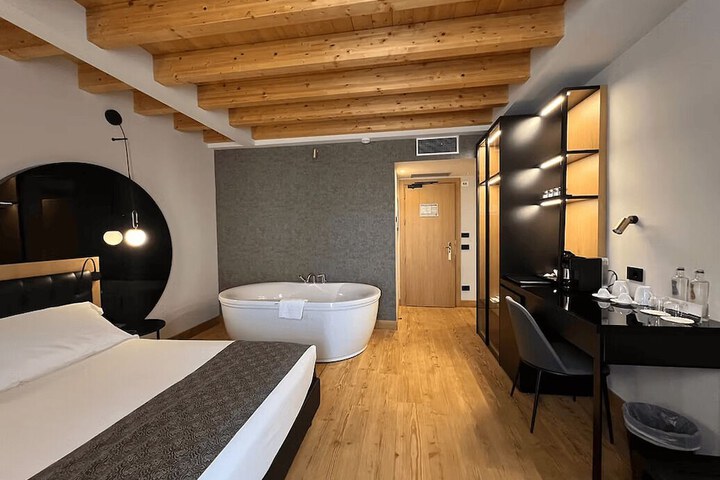 Room 52 of 233