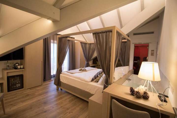 Room 10 of 65
