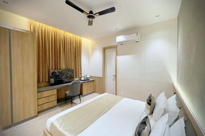 Room 5 of 16
