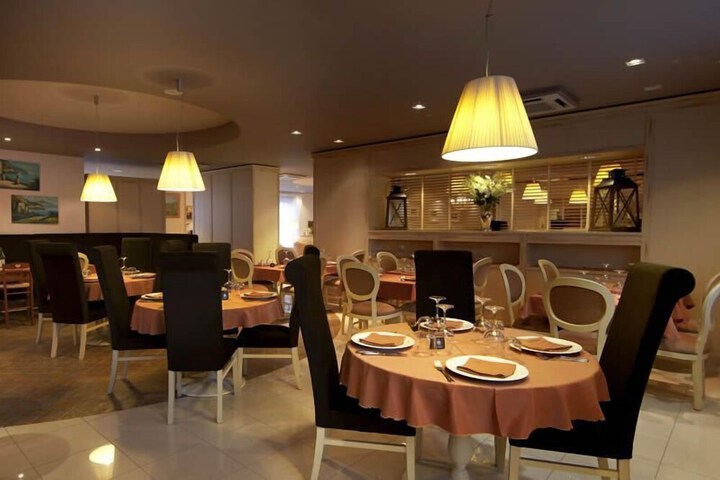 Dining 71 of 99