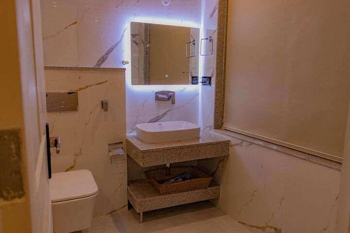 Room 13 of 16