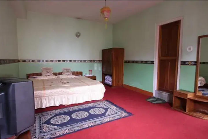 Room 13 of 16
