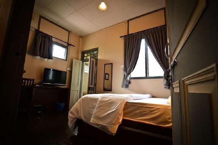 Room 13 of 37