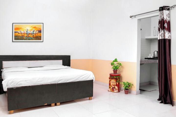 Room 8 of 16