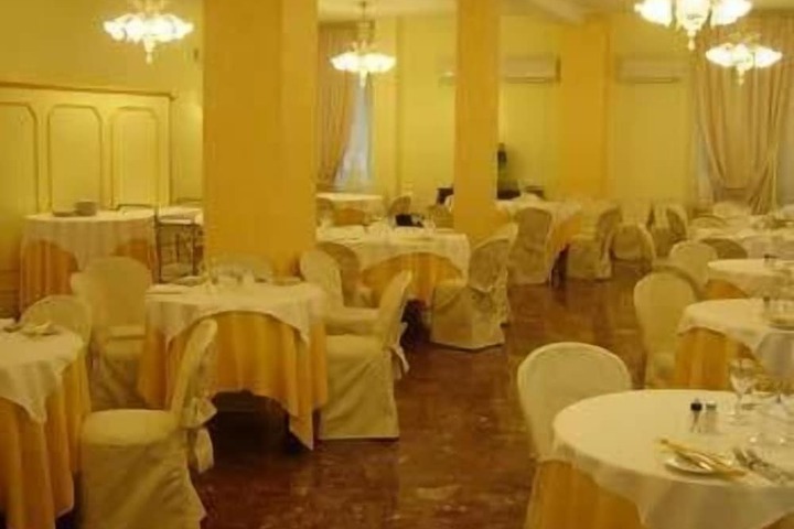 Ballroom/Hall 14 of 17