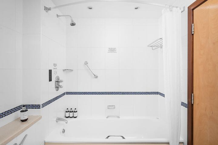Room 32 of 101