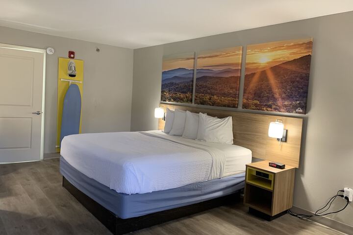 1 King Bed (1 of 13)