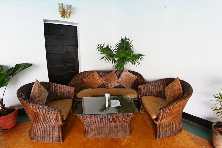Lounge 78 of 104