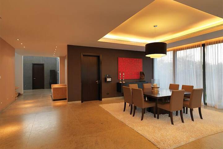 Room 7 of 28