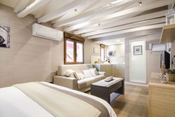 Room 10 of 27