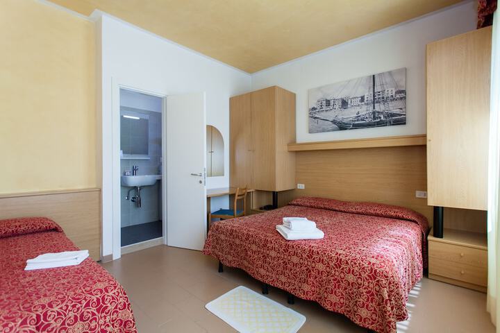Room 12 of 46