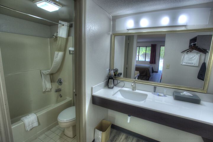 1 King Bed (4 of 19)