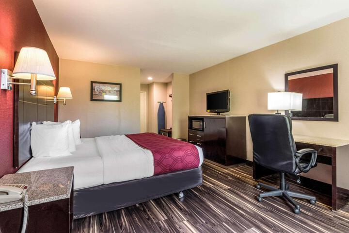 1 King Bed (2 of 13)