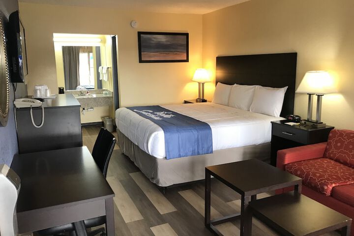 1 King Bed (3 of 8)
