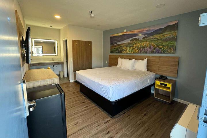 1 King Bed (5 of 7)