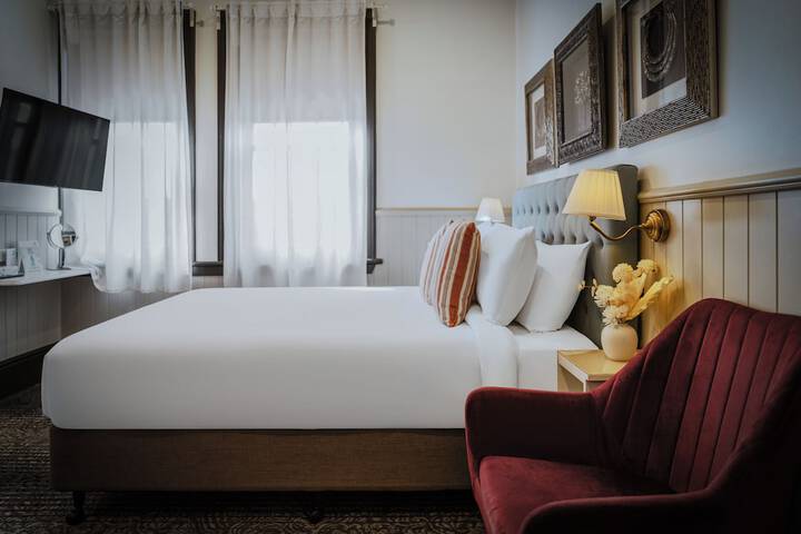 Room 42 of 108