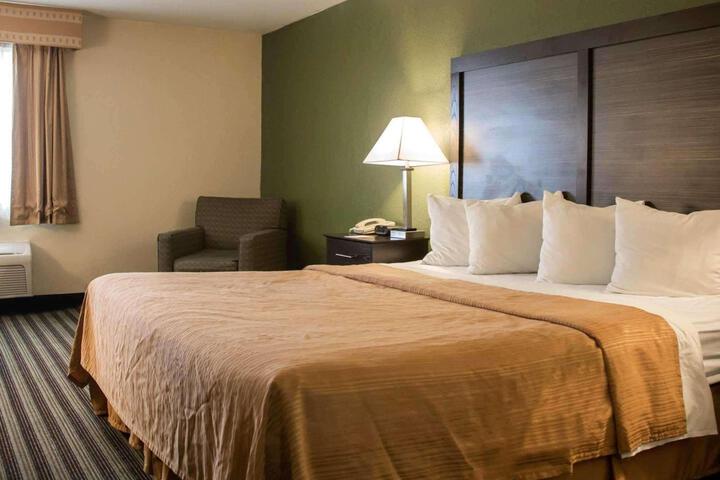 1 King Bed (4 of 5)