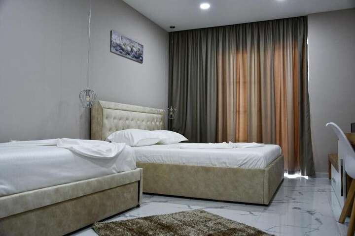 Room 6 of 33