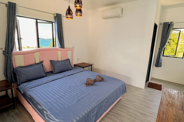 Room 4 of 16