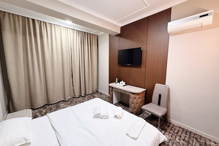 Room 6 of 16