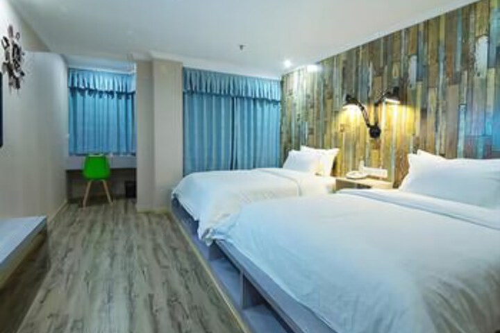 Room 7 of 8