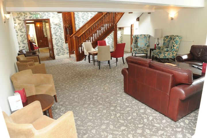 Lounge 92 of 112