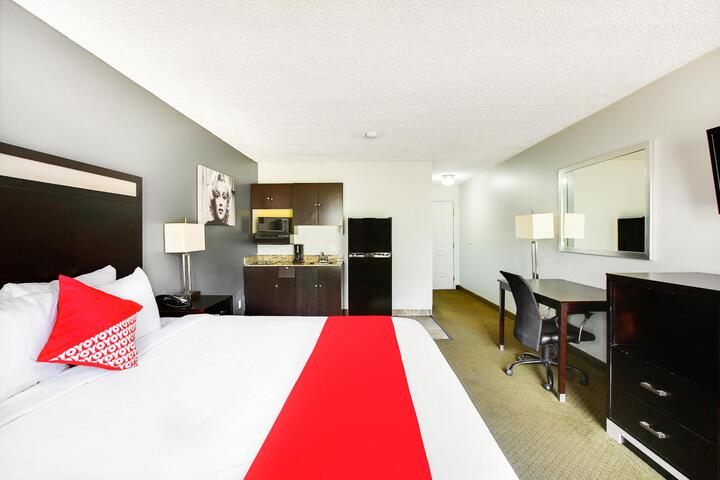 1 King Bed (3 of 8)
