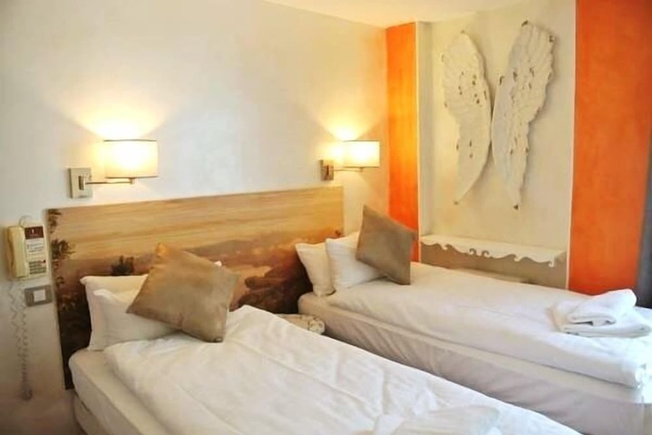 Room 42 of 101
