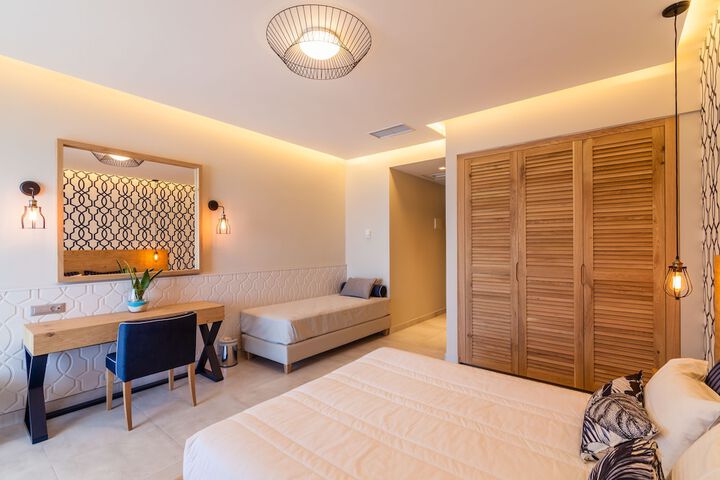 Room 10 of 142