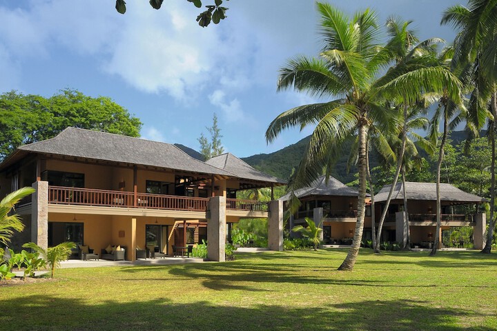 Hotel Exterior 305 of 307
