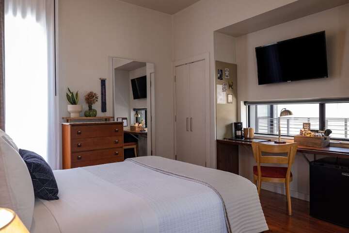Room 28 of 77