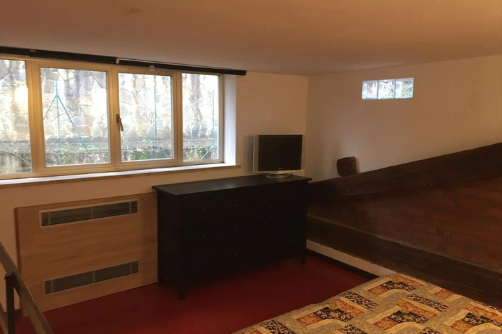 Room 8 of 11